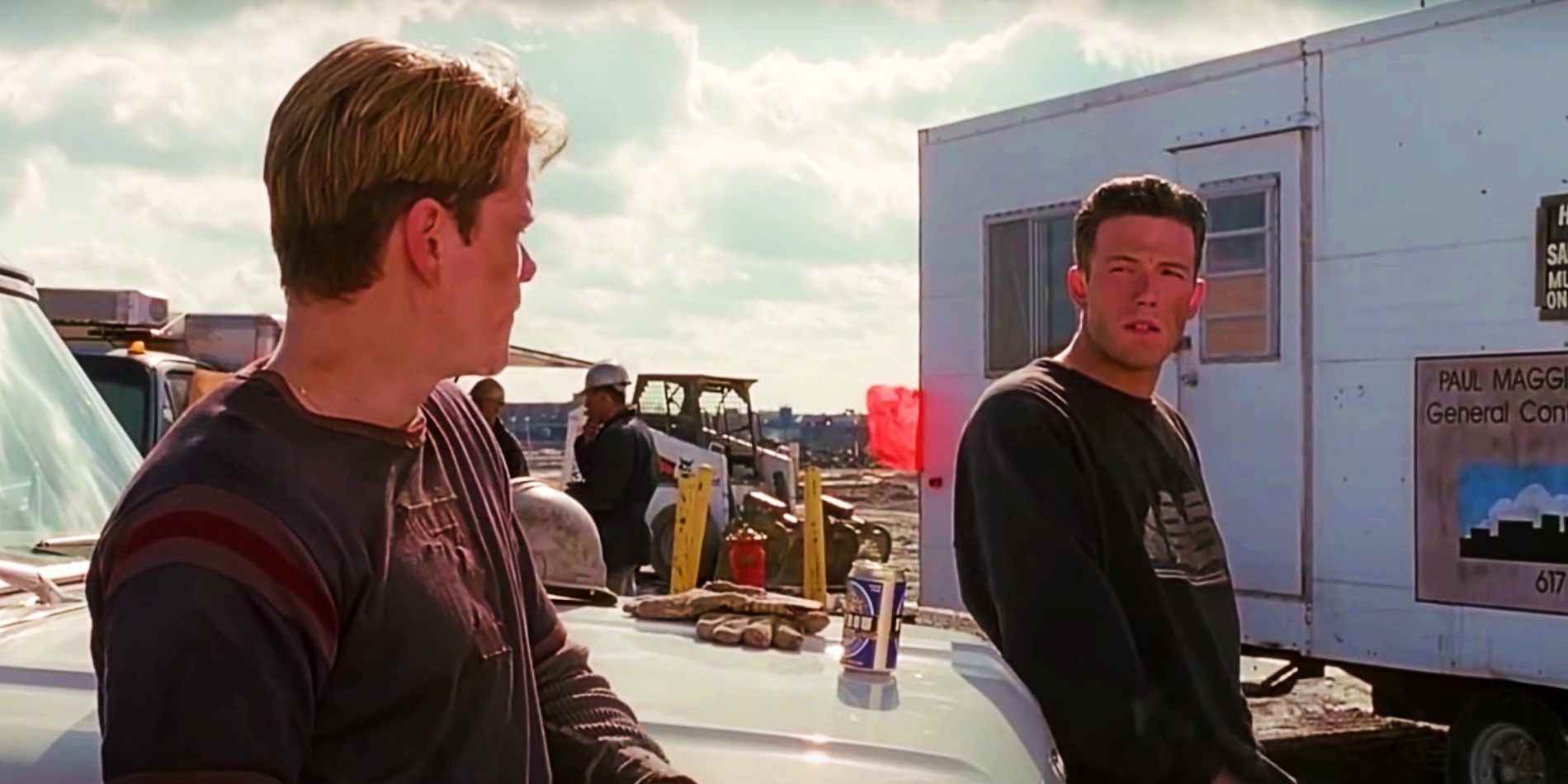 Good Will Hunting'de Matt Damon ve Ben Affleck bir kamyona yaslanıyorlar.