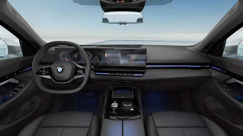 En ucuz BMW 5 Serisi sedan yeni bir gövdede böyle görünüyor.  2.0 litrelik motora sahip BMW 520i'nin yayınlanan görselleri