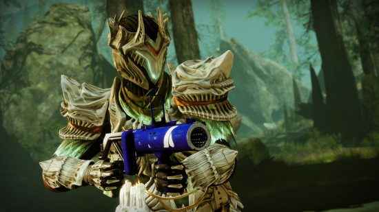 Destiny 2 Ghosts of the Deep zindan kılavuzu: Bir Guardian, zindanda yeni bir silah gösteriyor.