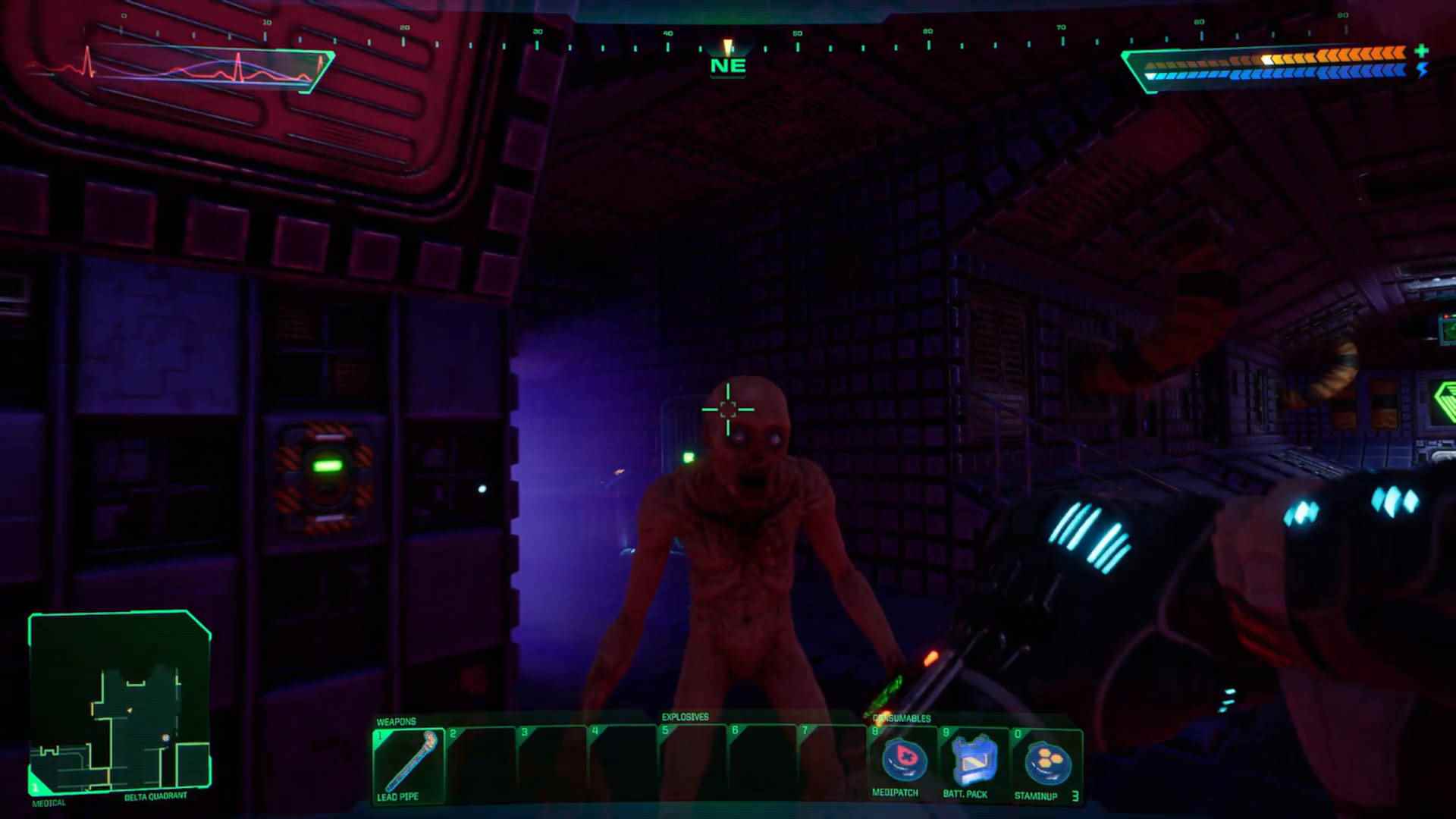 System Shock incelemesi - Hacker'ın bir zombi mutantını vurmak üzere olduğu çok karanlık bir oda.  Bu görüntü kasıtlı olarak karanlık bırakılmıştır.