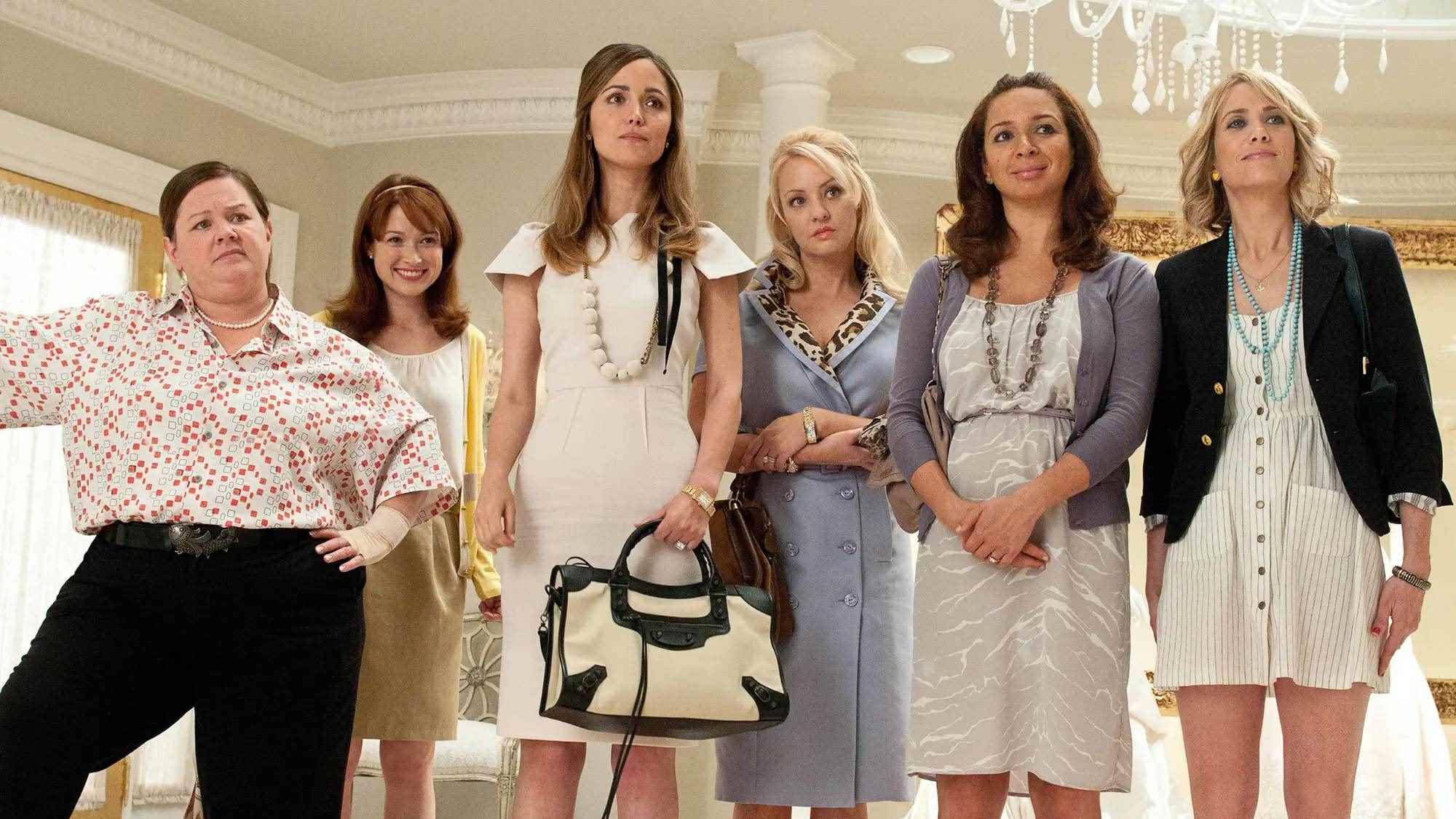 (Soldan Sağa) Melissa McCarthy, Ellie Kemper, Rose Byrne, Wendi McLendon-Covey, Maya Rudolph ve Kristen Wiig Nedimeler'de lüks bir otelde duruyorlar.
