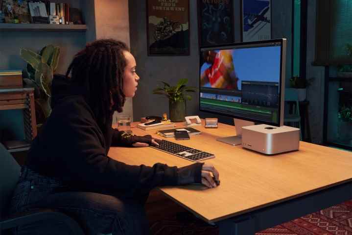 Bir masanın üzerinde bir Mac Studio bilgisayarının yanında Apple Studio Ekranı.