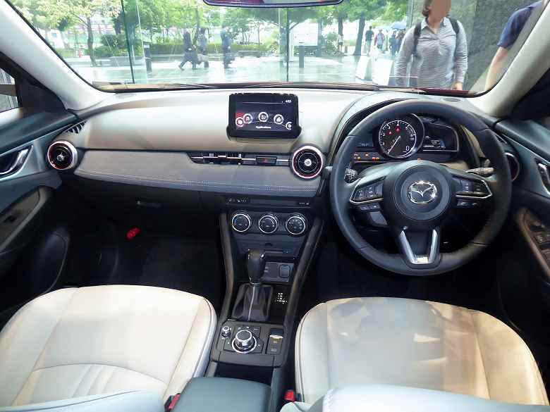 Lada Vesta'dan çok daha ucuz olan Crossover Mazda.  Rusya'daki bayiler Japonya'dan Mazda CX-3 satışına başladı
