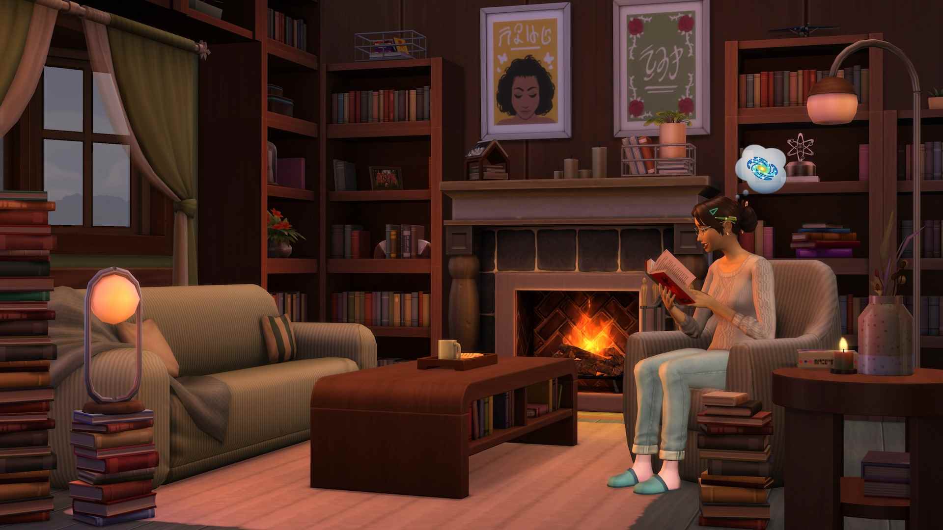 The Sims 4'ten bir Sim kanepede oturmuş kitap okuyor