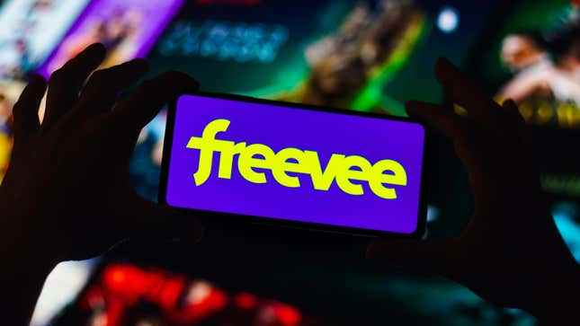 Bu fotoğraf illüstrasyonunda, bir akıllı telefon ekranında bir dizi bulanık gösterinin önünde Freevee logosu gösteriliyor.