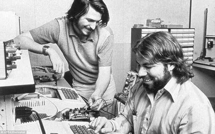 Şirketin ilk günlerinde Apple'ın yaratılmasına yardımcı olan iki Steve - Apple'ın kurucu ortağı Wozniak, yapay zekanın halkı soymak için kullanılacağından korkuyor