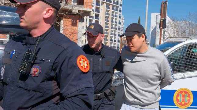 Karadağlı polis memurları, 24 Mart 2023 Cuma günü Karadağ'ın başkenti Podgorica'da en çok aranan kaçaklardan biri olduğuna inanılan Güney Kore vatandaşı Terraform Labs kurucusu Do Kwon'a eşlik ediyor.