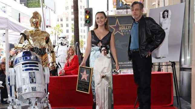 Billie Lourd ve Mark Hamill, Carrie Fisher'a Hollywood Walk of Fame'de bir yıldız vermesine yardım ediyor.