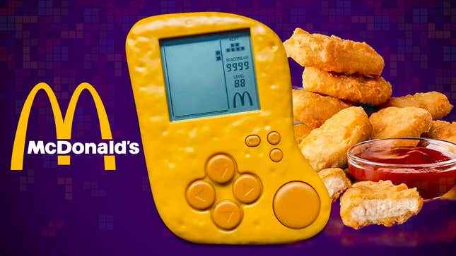 Bir yığın gerçek şeyin yanında, McDonald's China Tetris oynayan Chicken McNugget'ın yakın çekimi.