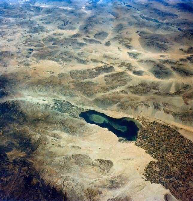 Kuzeydoğuya bakıldığında, Güney Kaliforniya'daki Imperial Valley ve Salton Denizi, Dünya'nın yörüngesindeki Gemini-5 uzay aracından fotoğraflandı.
