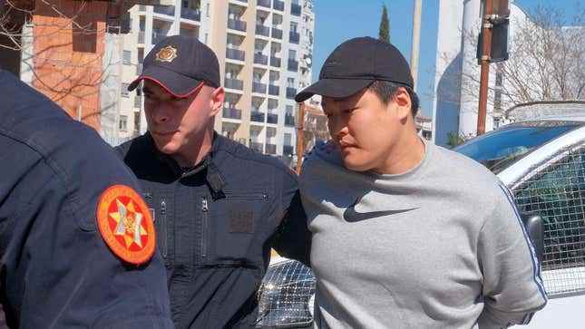 Karadağ polis memurları, en çok aranan kaçaklardan biri olduğuna inanılan Güney Kore vatandaşı Terraform Labs kurucusu Do Kwon'a Karadağ'ın başkenti Podgorica'da eşlik ediyor, 24 Mart 2023 Cuma