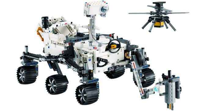 Ingenuity helikopterinin yanında beyaz bir arka planda yüzen Lego Mars Rover Perseverance.