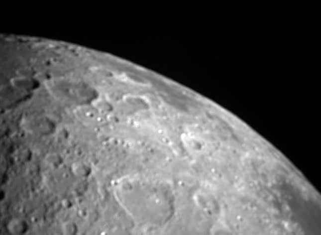 CAPSTONE tarafından Kuzey Kutbu'na en yakın yaklaşımı sırasında yakalanan Ay'ın bir görüntüsü.