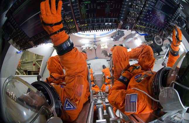 Uzay giysisi mühendisleri, NASA'nın Houston'daki Johnson Uzay Merkezi'nde Orion uzay aracının bir modelinin içindeki faaliyetleri gösteriyor.