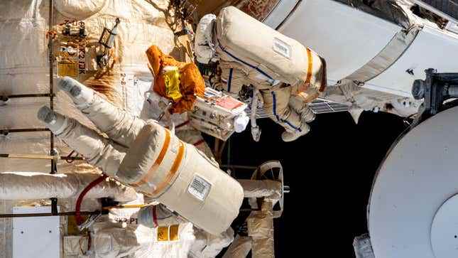 Kozmonotlar Sergey Prokopyev ve Dmitri Petelin, 3 Mayıs 2023'te bir uzay yürüyüşü sırasında.