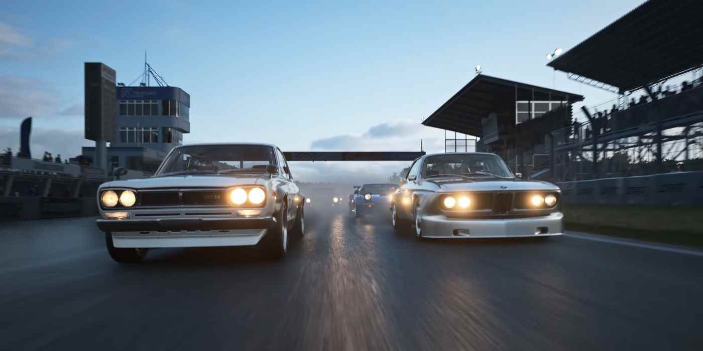Gran Turismo filminde iki araba kameraya doğru yarışıyor.