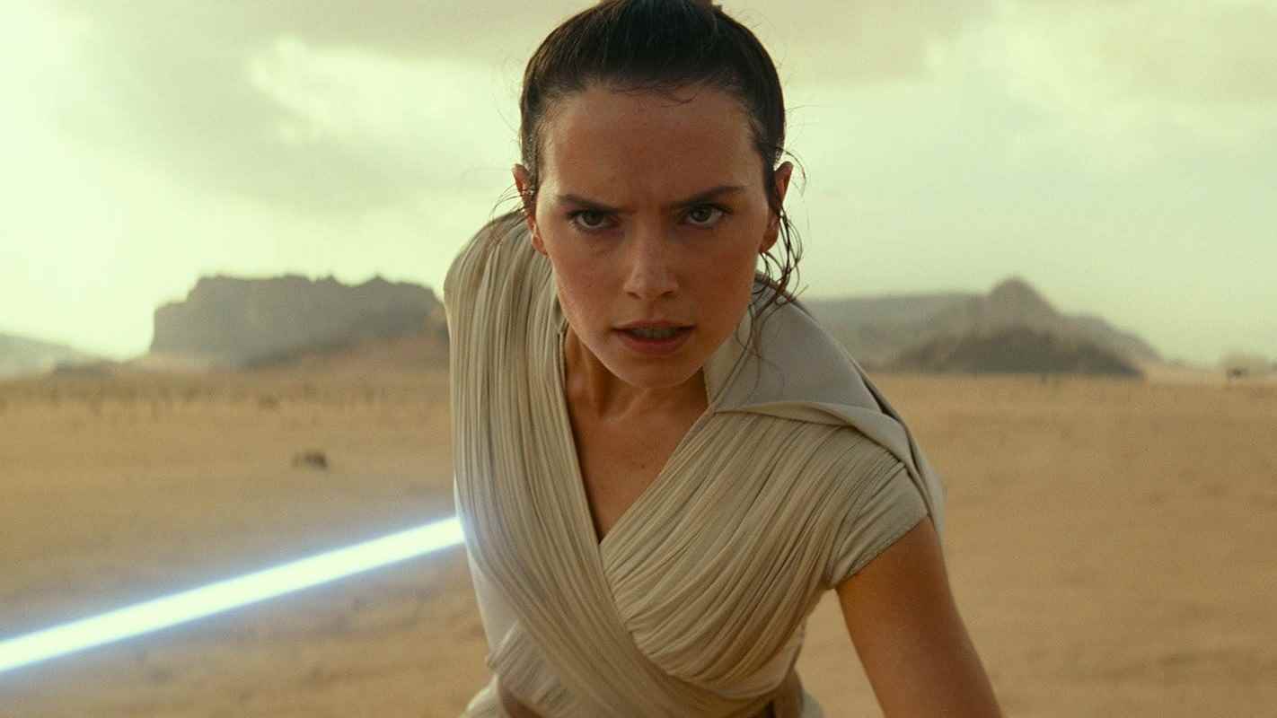 Star Wars: The Rise of Skywalker'da ışın kılıcını kullanan Rey'in yakından görünümü