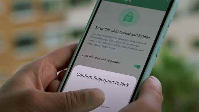 WhatsApp'ta bir sohbeti kilitlemek için parmak izini kullanan bir kişi