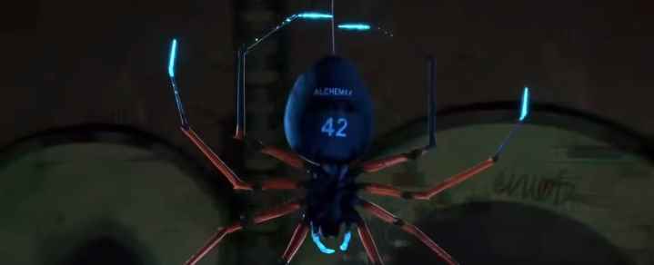 "Spider-Man: Into the Spider-Verse"de üzerinde "Alchemax 42" yazan bir örümcek.