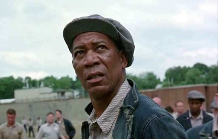 Morgan Freeman The Shawshank Redemption'a bakıyor.