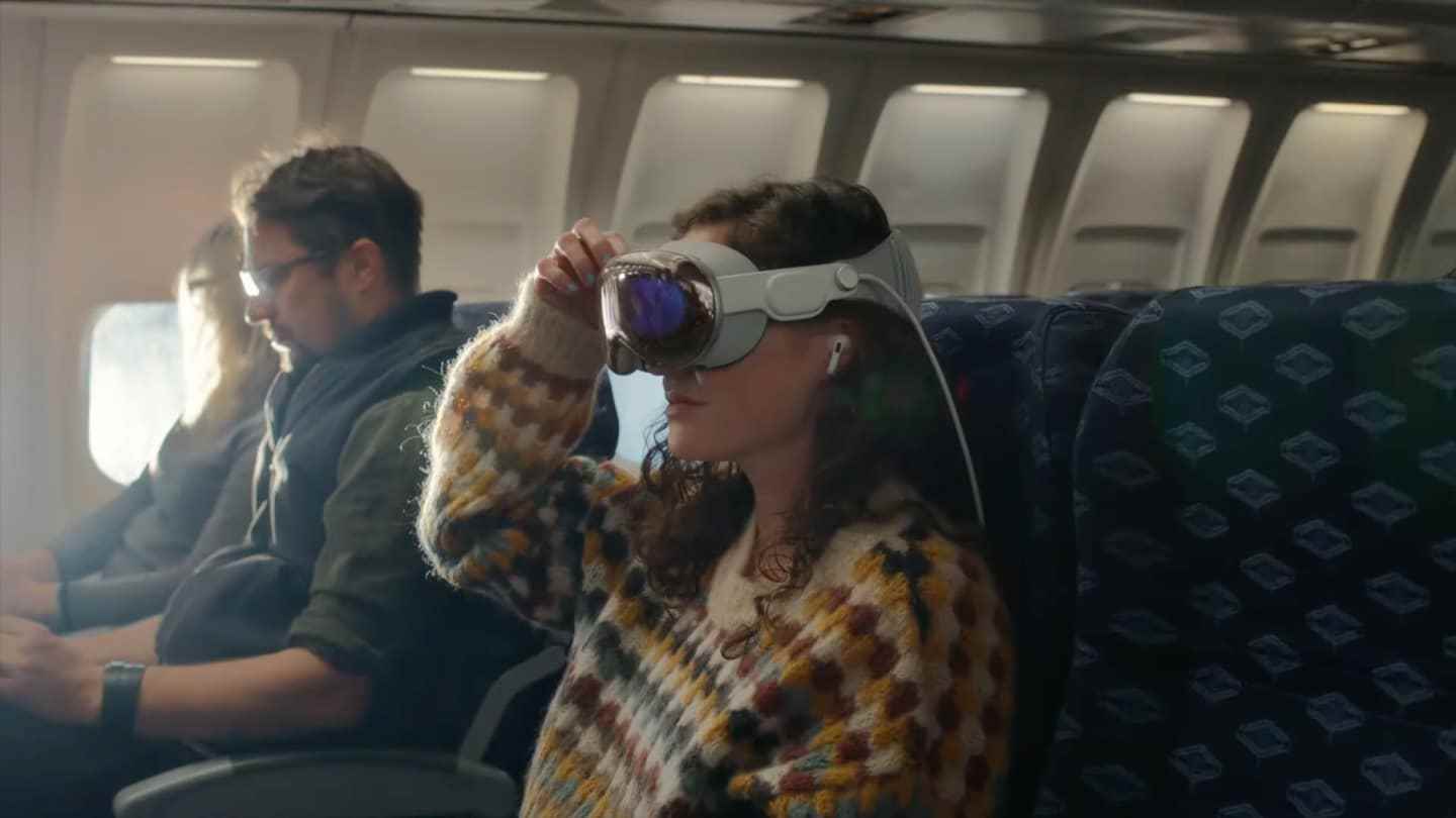Bir kadın Apple'ın Vision Pro'sunu takıyor.