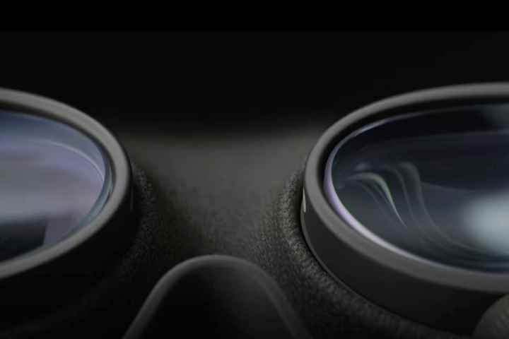Apple Vision Pro kulaklığın içindeki Zeiss lensler.