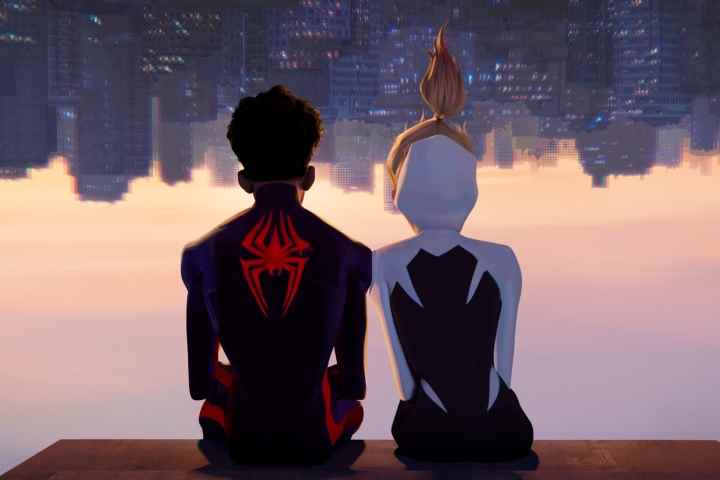 Miles Morales ve Gwen Stacy, Spider-Man: Across the Spider-Verse'de baş aşağı asılı duruyorlar.