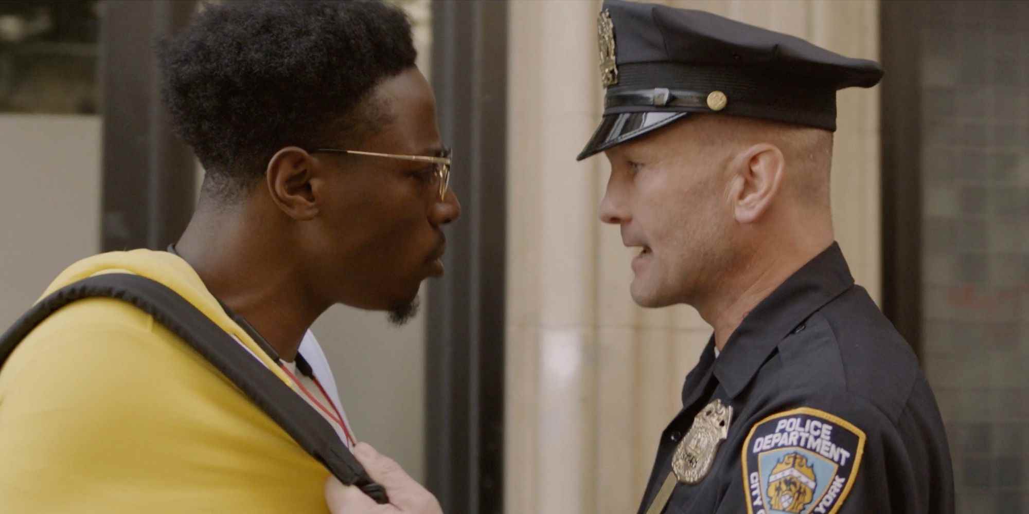 Two Distant Strangers'ta siyahi bir adam ve beyaz bir polis birbirleriyle konuşuyor