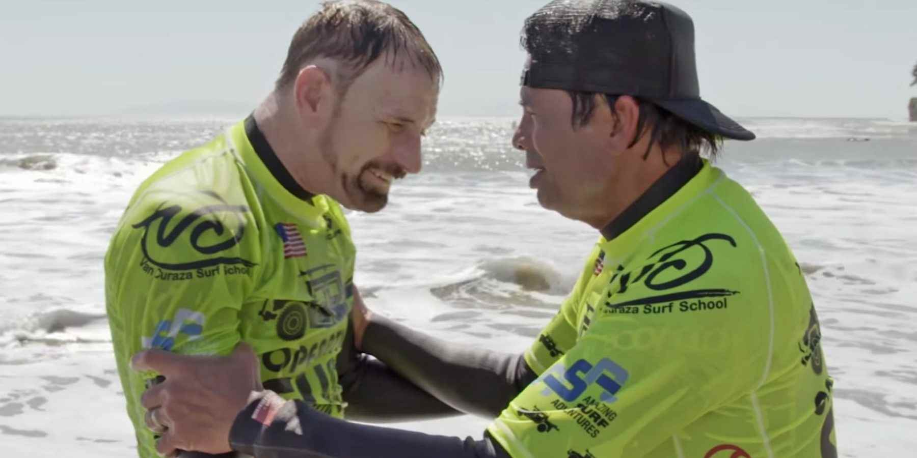 Resurface'te bir kıyıda iki adam birbirlerini teselli ediyor