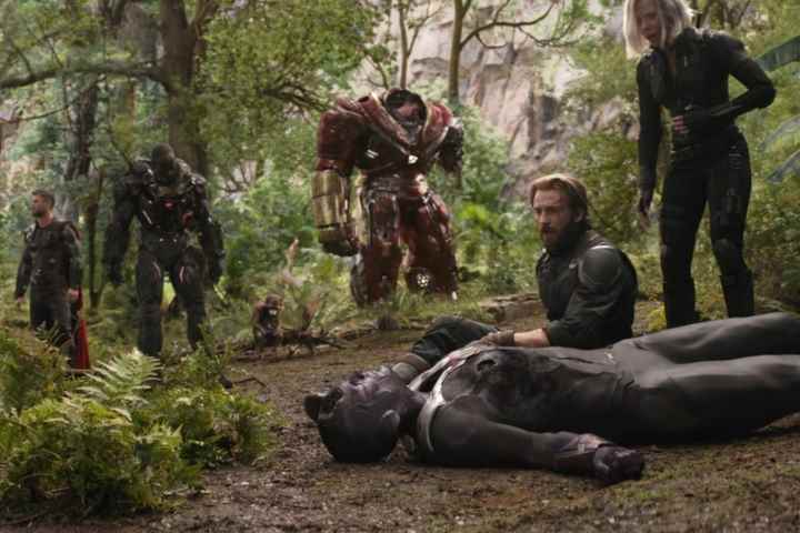 Kaptan Amerika, Avengers: Infinity War'da Vision'ın cesedinin yanında oturuyor.