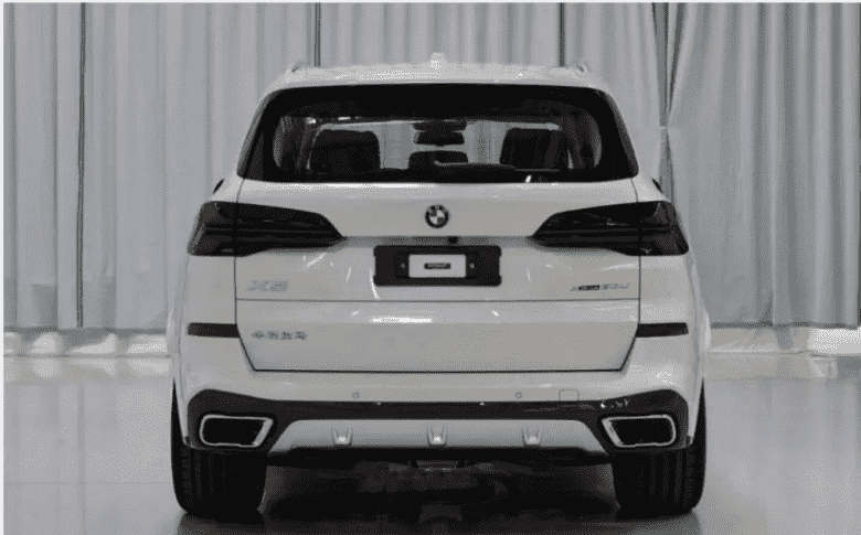 Bu, en yeni BMW X5L'dir.  SUV canlı fotoğraflarda gösterildi