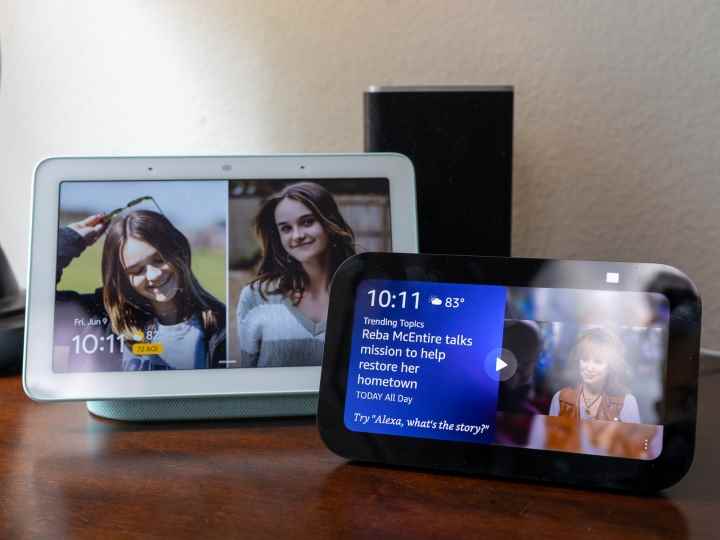 Amazon Echo Show 5, 7 inçlik ekranıyla Google Nest Hub'ın önünde.