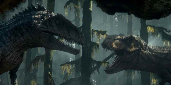 Jurassic World Dominion'dan bir sahnede bir Giganotosaurus, bir Tyrannosaurus Rex ile karşı karşıya gelir.