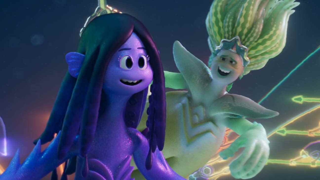 (soldan sağa) Kirk DiMicco'nun yönettiği DreamWorks Animation'ın Ruby Gillman Teenage Kraken filminde Ruby Gillman (Lana Condor) ve Büyükanne (Jane Fonda).
