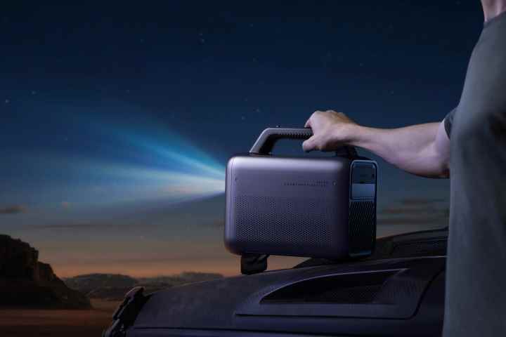 Anker Nebula Mars 3 dış mekan projektörü bir ışık huzmesi çekiyor.