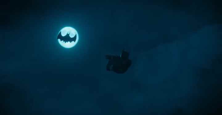 "The Flash"ta Batman ayın önünde uçan Batplane ile hava dalışı yapıyor.