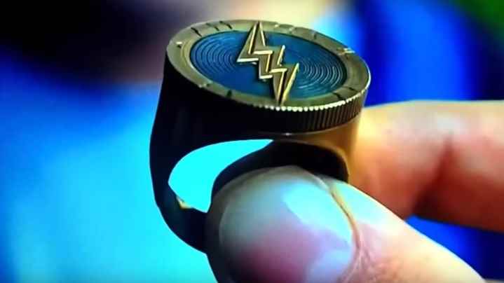 Filmin fragmanında görüldüğü gibi Flash'ın yüzüğü