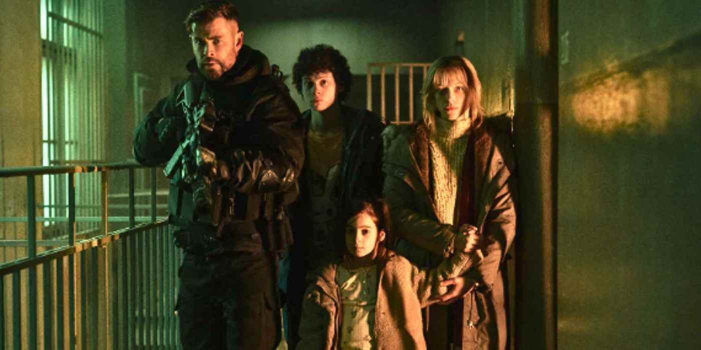 Ekstraksiyon 2'de birkaç çocukla birlikte duran Chris Hemsworth'un bir görüntüsü
