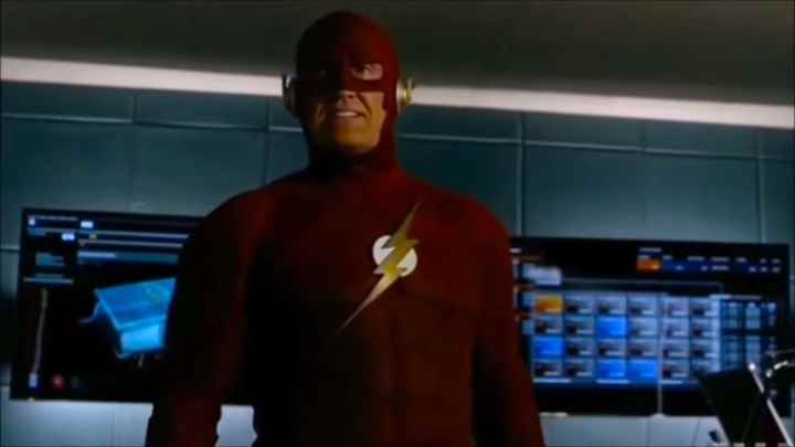 John Wesley Shipp, "Sonsuz Dünyalarda Kriz"de Barry Allen/The Flash rolünde.