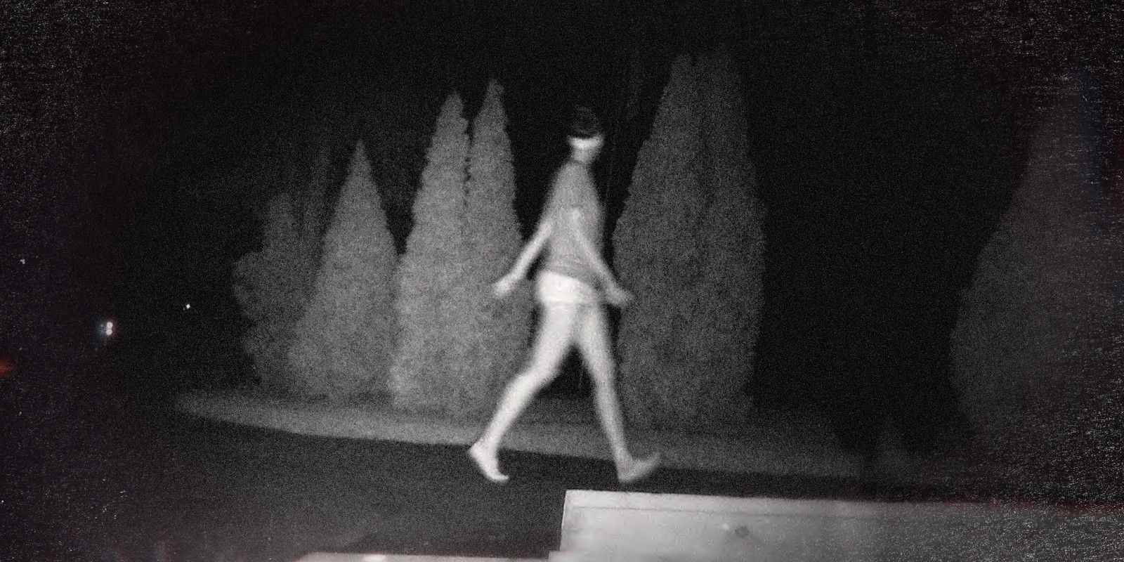 Çözülmemiş Gizemler'de Tiffany Valiante'nin dışarıda çıplak ayakla yürüdüğü Son Fotoğraf