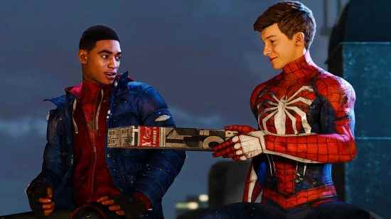 Marvel's Spider-Man Miles Morales indirimi - Peter Parker, ikili takım elbiseleriyle otururken Miles Morales'e sarılmış bir kutu veriyor.