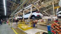 AvtoVAZ, St. Petersburg'daki eski Nissan fabrikasında Lada X-Cross 5 crossover üretimine başladı.  Montaj hattından fotoğraf