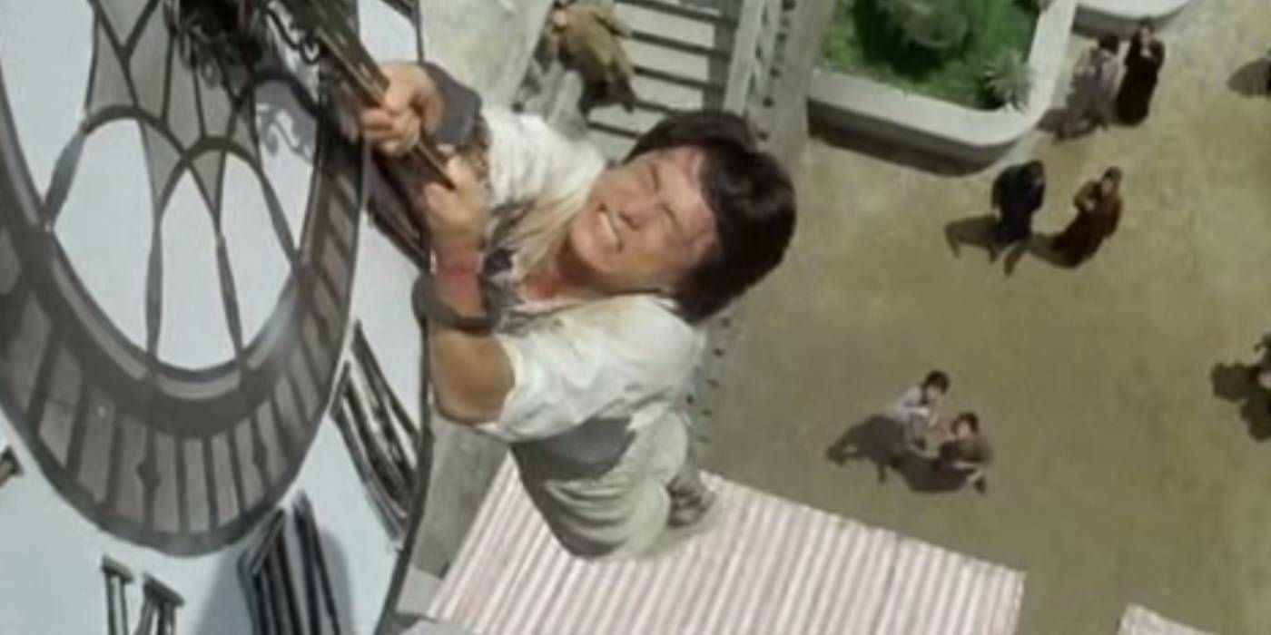 Project A fotoğrafında Jackie Chan saat kulesi gösterisi