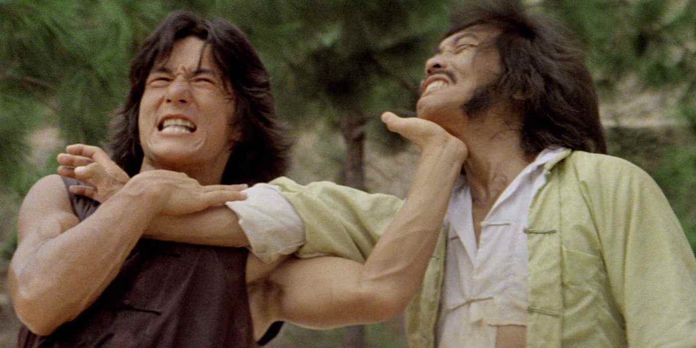 Jackie Chan, Drunken Master filminde dışarıda bir rakiple savaşır.