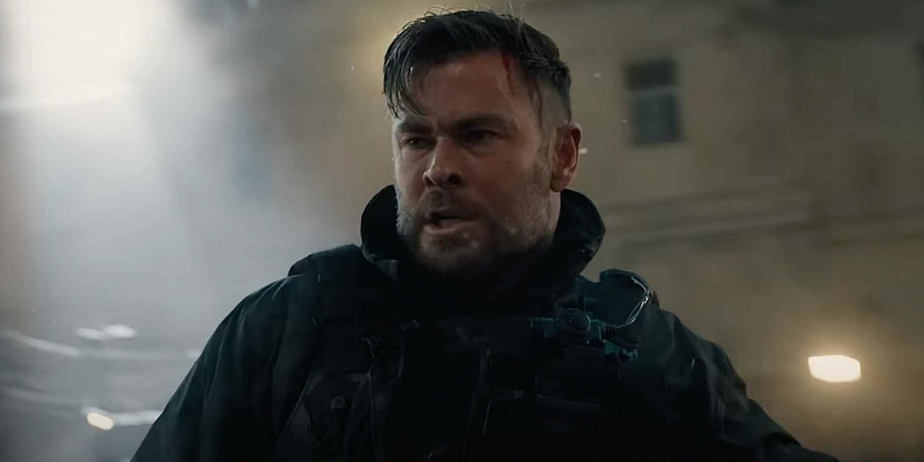 Chris Hemsworth, Extraction 2'de ekran dışına bakıyor
