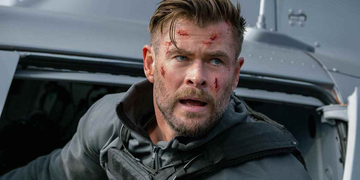 Çıkarma 2'de bir helikopterde yüzünde kesikler olan Chris Hemsworth