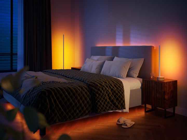 Yatak odasında meşe kaplamalı Philips Hue Signe lambalar.