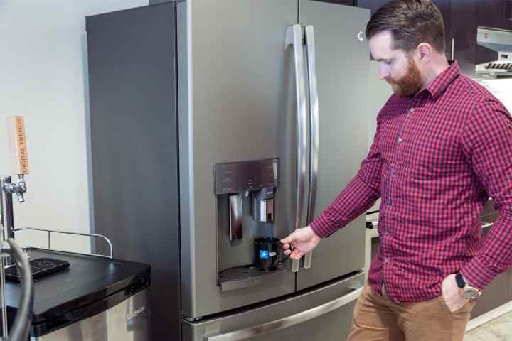 GE Keurig Buzdolabı müşteri tarafından test ediliyor.