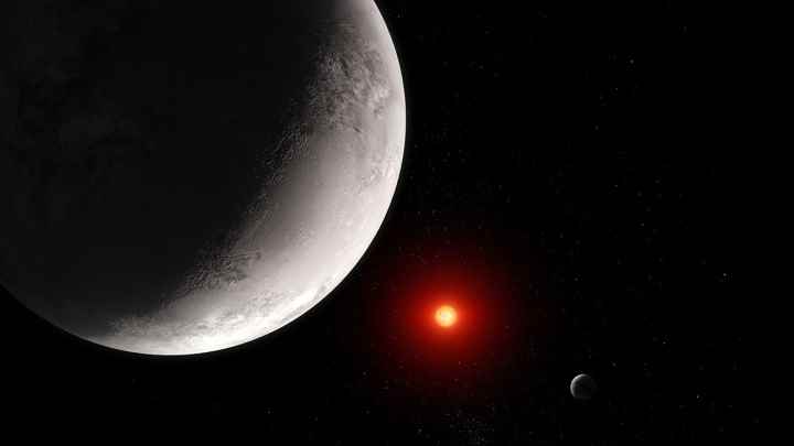 Bu sanatçının konsepti, sıcak kayalık ötegezegen TRAPPIST-1 c'nin bu çalışmaya dayanarak nasıl görünebileceğini gösteriyor.  TRAPPIST-1 sistemindeki bilinen yedi gezegenden ikincisi olan TRAPPIST-1 c, yıldızının yörüngesinde 0,016 AU (yaklaşık 1,5 milyon mil) uzaklıkta döner ve bir turunu yalnızca 2,42 Dünya gününde tamamlar.  TRAPPIST-1 c, Dünya'dan biraz daha büyüktür, ancak yaklaşık olarak aynı yoğunluğa sahiptir, bu da kayalık bir bileşime sahip olması gerektiğini gösterir.  Webb'in TRAPPIST-1c tarafından yayılan 15 mikronluk orta kızılötesi ışık ölçümü, gezegenin ya çıplak kayalık bir yüzeye ya da çok ince bir karbondioksit atmosferine sahip olduğunu gösteriyor.