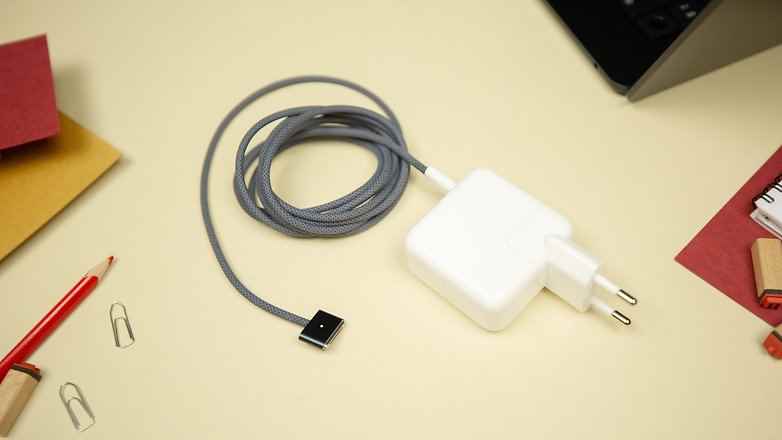 MacBook Air için 35 watt'lık güç adaptöründe iki adet USB-C bağlantı noktası bulunur